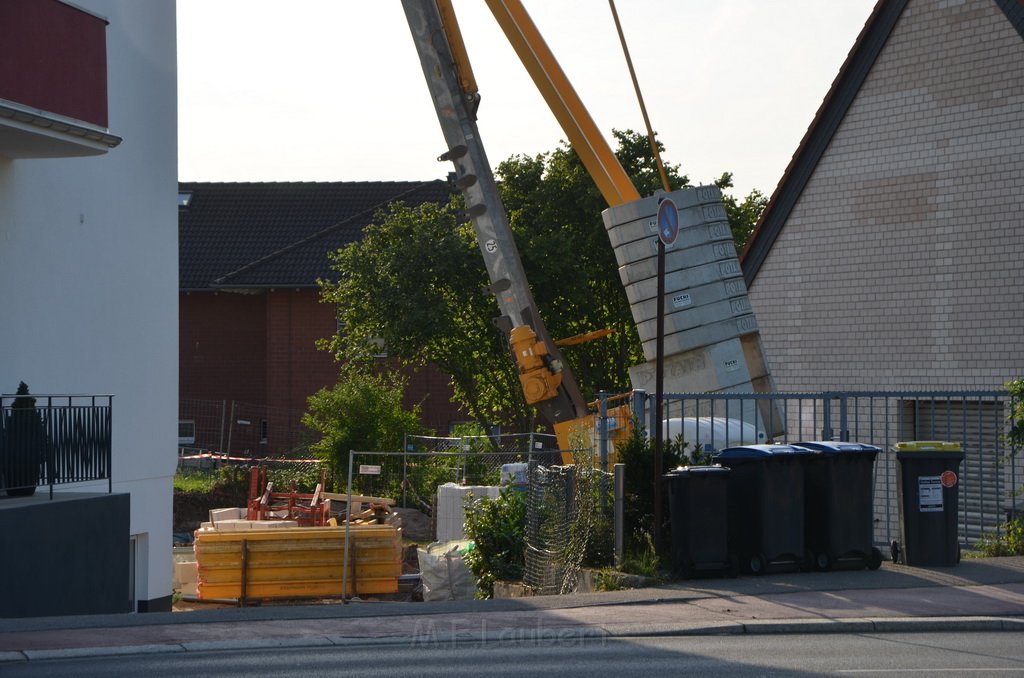 Kran drohte umzustuerzen Koeln Porz Zuendorf Hauptstr P019.JPG - Miklos Laubert